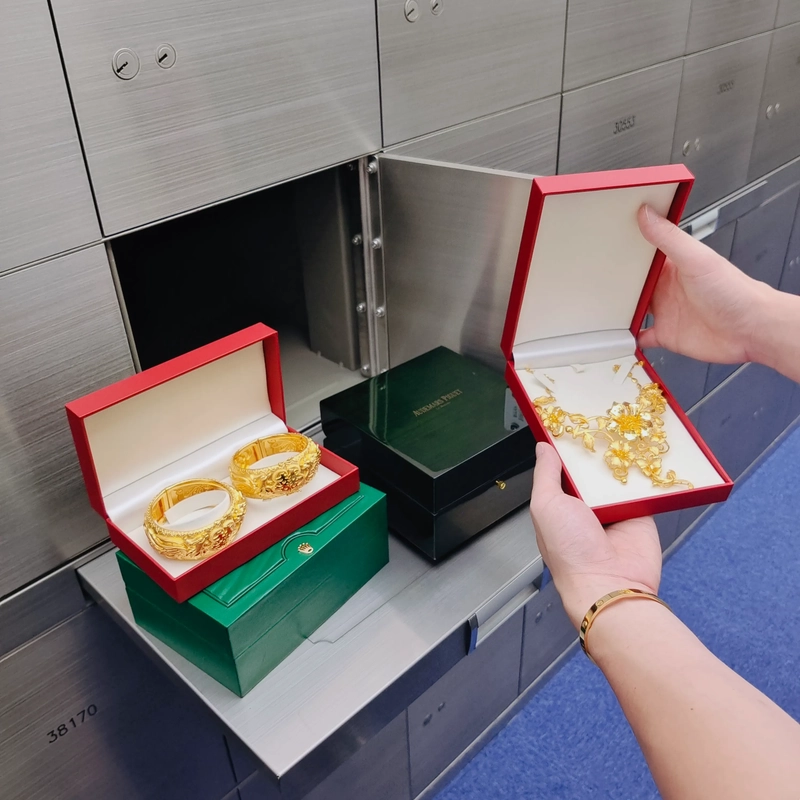 How Should Jewellery Collectors Choose a Safe Deposit Box Service?